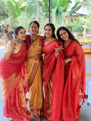 Kaavya Arivumani Instagram - Most beautiful bride and bride’s maid of the day ! 

Yeaaa its @roshniharipriyan ‘s wedding 
And we are the first family 
@sruthi_shanmuga_priya 
@kaavyaarivumanioffl 
@kanmani_manoharan
