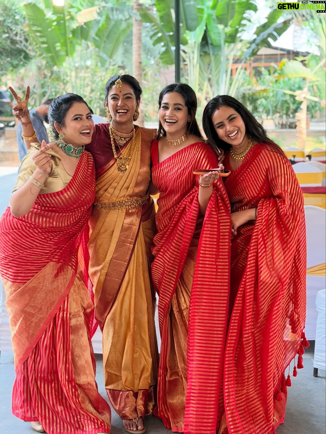 Kaavya Arivumani - 231.7K Likes - Most beautiful bride and bride’s maid of the day ! 

Yeaaa its @roshniharipriyan ‘s wedding 
And we are the first family 
@sruthi_shanmuga_priya 
@kaavyaarivumanioffl 
@kanmani_manoharan