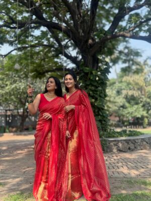Kaavya Arivumani Instagram - Most beautiful bride and bride’s maid of the day ! 

Yeaaa its @roshniharipriyan ‘s wedding 
And we are the first family 
@sruthi_shanmuga_priya 
@kaavyaarivumanioffl 
@kanmani_manoharan