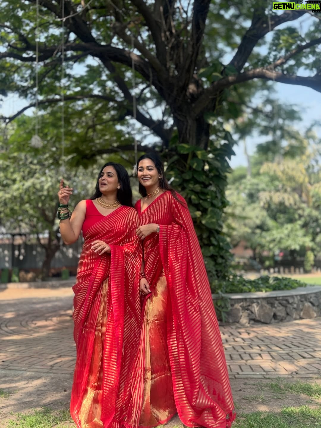 Kaavya Arivumani - 231.7K Likes - Most beautiful bride and bride’s maid of the day ! 

Yeaaa its @roshniharipriyan ‘s wedding 
And we are the first family 
@sruthi_shanmuga_priya 
@kaavyaarivumanioffl 
@kanmani_manoharan