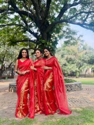 Kaavya Arivumani Instagram - Most beautiful bride and bride’s maid of the day ! 

Yeaaa its @roshniharipriyan ‘s wedding 
And we are the first family 
@sruthi_shanmuga_priya 
@kaavyaarivumanioffl 
@kanmani_manoharan