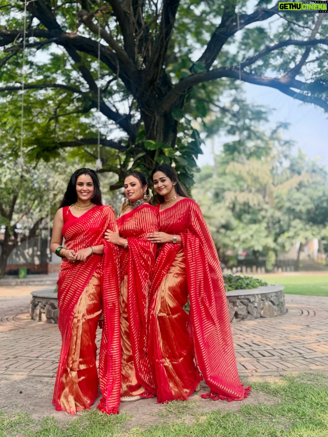 Kaavya Arivumani - 231.7K Likes - Most beautiful bride and bride’s maid of the day ! 

Yeaaa its @roshniharipriyan ‘s wedding 
And we are the first family 
@sruthi_shanmuga_priya 
@kaavyaarivumanioffl 
@kanmani_manoharan