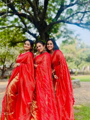 Kaavya Arivumani Instagram - Most beautiful bride and bride’s maid of the day ! 

Yeaaa its @roshniharipriyan ‘s wedding 
And we are the first family 
@sruthi_shanmuga_priya 
@kaavyaarivumanioffl 
@kanmani_manoharan