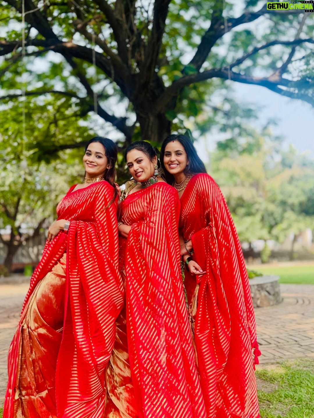 Kaavya Arivumani - 231.7K Likes - Most beautiful bride and bride’s maid of the day ! 

Yeaaa its @roshniharipriyan ‘s wedding 
And we are the first family 
@sruthi_shanmuga_priya 
@kaavyaarivumanioffl 
@kanmani_manoharan