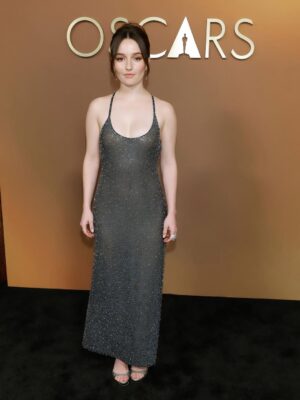 Kaitlyn Dever Instagram - Governors awards @theacademy xo thank you @giorgioarmani for this archival dress that’s as old as me :)