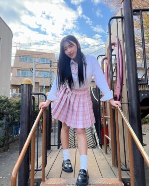 Kana Tokue Instagram - まだまだJKいけるかな??💓

遅くなっちゃったけど舞台「その壺の中身は」終演しました❤︎
見にきてくださった方本当にありがとうございます💓💓
物販でお話しできて楽しかったー！

.
.
今後のスケジュール🗓️
2月3日沖縄ツアー早割受付終了!!
　9日 Creamお渡し会
　22日 自社撮影会
　23日 コントしちゃらんね

3月15〜16は沖縄ツアー2025です!!
.
.
.
#グラビアアイドル #グラドル #インスタグラビア #アイドル #gravureidol #gravure #idol #model #gravuremodel #beautiful #sexy #cute #泳装 #照片 #粉我 #我的最愛 #赞 #好吃#时装 #漂亮 #japanesegirl  #그라비아 #수영장 #섹시 #followｍe #その壺
