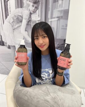 Kana Tokue Instagram - 久々に美容室行けました❤︎
このシャンプー髪がサラサラになった嬉しい〜❤︎

↓↓↓
🌱植物由来成分100%
LIKOAは3つの世界基準認証を取得してます。
・ヴィーガン認証
・ハラール認証
・ペタ認証
期待できるケア
✨高ダメージ補修
✨高保湿
✨高UVダメージケア

最近日焼けとかで髪がパサパサだったからダメージケアもしてくれるみたいで嬉しい💓

7月24〜28日 舞台「 #徒桜 」出演します!!
　24日19:00〜
　25日19:00〜
　26日14:00〜、19:00〜
　27日13:00〜、18:00〜
　28日12:00〜、16:00〜
.
.
.
#グラビアアイドル #グラドル #インスタグラビア #アイドル #gravureidol #gravure #idol #model #gravuremodel #beautiful #sexy #cute #泳装 #照片 #粉我 #我的最愛 #赞 #好吃#时装 #漂亮 #japanesegirl  #그라비아 #수영장 #섹시 #followｍe