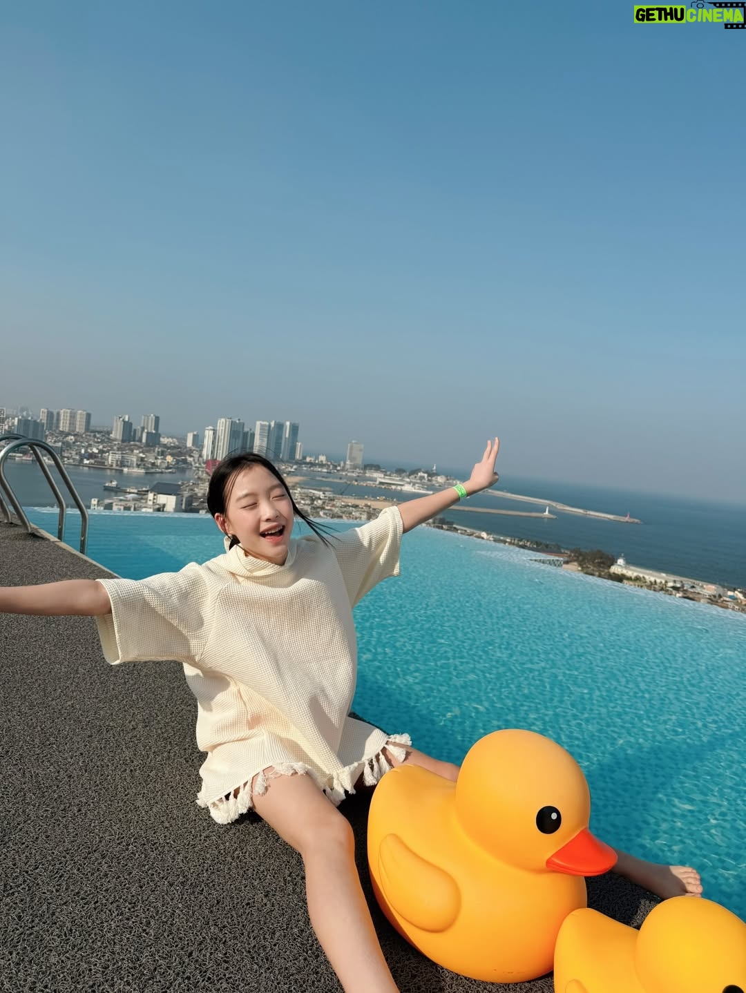 Kang Hye-rin - 1.3K Likes - 갈 때마다 만족도 100%! 너무 좋은 곳🫶🏻🩵
객실은 항상 깨끗하고 따뜻하고 넓고 쾌적해요
온천인 듯,수영장인 듯 고온수40도
루프탑 수영장에 들어가 있으면 쌓인 피로가 싹 풀려요😌❤️
소독약 냄새도 없고 매일 열리는 버블파티🫧 넘 재미있어요!
 
추위를 많이 타는 친구들은
혜린이가 입은 웜업슈트를 대여할 수도 있고
깜빡하고 놓고 온 수영복,물안경도 대여 가능해요(유료)
튜브,장난감,구명조끼 등은 무료로 언제든지 사용 가능하구요!

호텔 앞에는 속초중앙시장으로 가는 버스가 다니구요,
아이보호 침대가드는 무료로 설치 가능🙌🏻
 
꼭 네이버로 예약하세요!
13시 얼리체크인 & 13시 레이트체크아웃(조식 먹고 수영장 한 번 더 가기) & 10%할인 & 수영장 패키지 2인 21,600원 중복 할인 된다구요👍🏻👍🏻

속초 여행 오면 무조건 호텔은 #홈마리나속초 ✨👍🏻
 
 
 
@homm.marinasokcho
#속초온수풀호텔 #속초신상호텔 #강원도호캉스 속초가볼만한곳