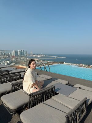 Kang Hye-rin Instagram - 갈 때마다 만족도 100%! 너무 좋은 곳🫶🏻🩵
객실은 항상 깨끗하고 따뜻하고 넓고 쾌적해요
온천인 듯,수영장인 듯 고온수40도
루프탑 수영장에 들어가 있으면 쌓인 피로가 싹 풀려요😌❤️
소독약 냄새도 없고 매일 열리는 버블파티🫧 넘 재미있어요!
추위를 많이 타는 친구들은
혜린이가 입은 웜업슈트를 대여할 수도 있고
깜빡하고 놓고 온 수영복,물안경도 대여 가능해요(유료)
튜브,장난감,구명조끼 등은 무료로 언제든지 사용 가능하구요!
호텔 앞에는 속초중앙시장으로 가는 버스가 다니구요,
아이보호 침대가드는 무료로 설치 가능🙌🏻
꼭 네이버로 예약하세요!
13시 얼리체크인 & 13시 레이트체크아웃(조식 먹고 수영장 한 번 더 가기) & 10%할인 & 수영장 패키지 2인 21,600원 중복 할인 된다구요👍🏻👍🏻
속초 여행 오면 무조건 호텔은 #홈마리나속초 ✨👍🏻
@homm.marinasokcho
#속초온수풀호텔 #속초신상호텔 #강원도호캉스 속초가볼만한곳