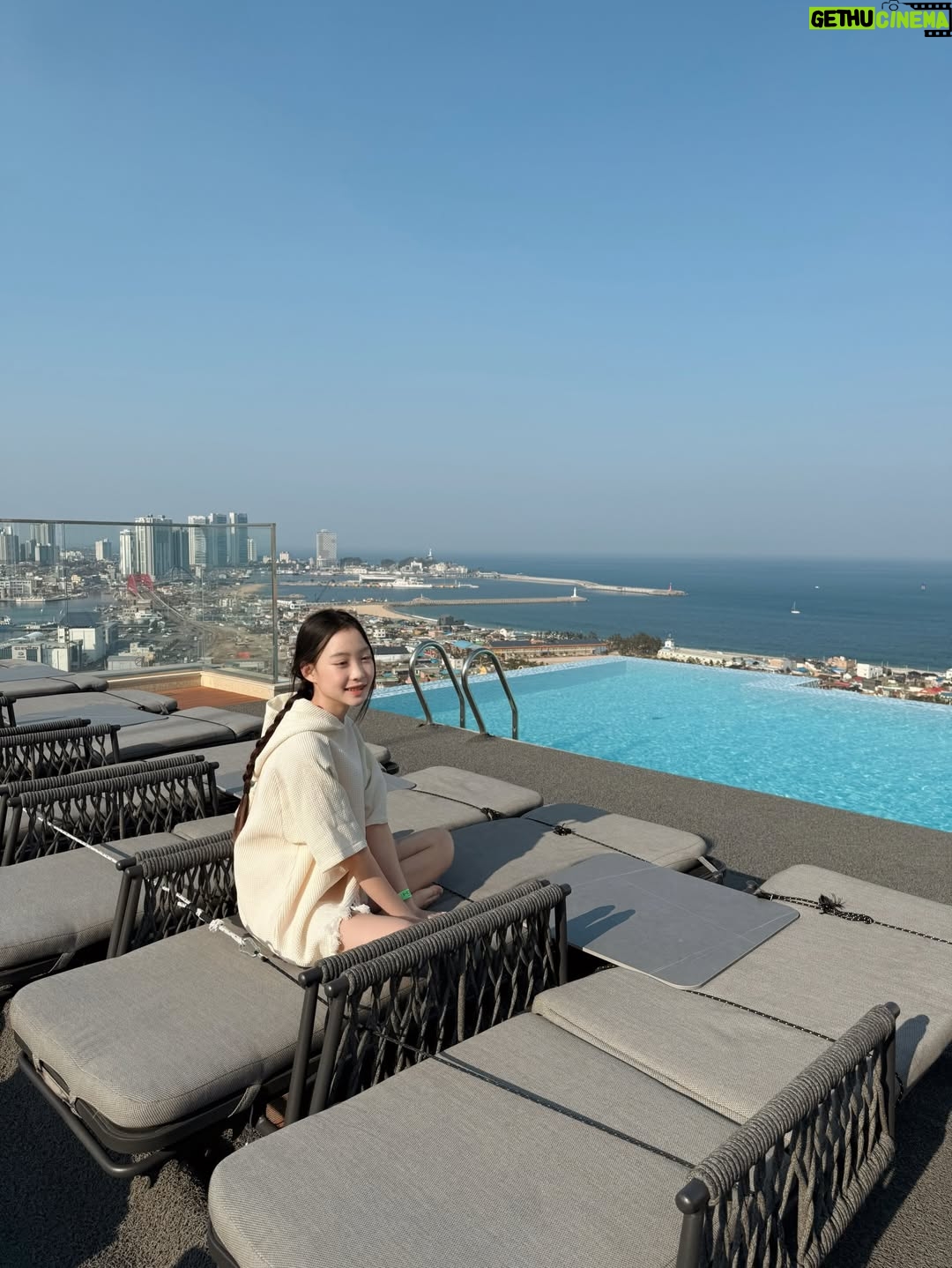 Kang Hye-rin - 1.3K Likes - 갈 때마다 만족도 100%! 너무 좋은 곳🫶🏻🩵
객실은 항상 깨끗하고 따뜻하고 넓고 쾌적해요
온천인 듯,수영장인 듯 고온수40도
루프탑 수영장에 들어가 있으면 쌓인 피로가 싹 풀려요😌❤️
소독약 냄새도 없고 매일 열리는 버블파티🫧 넘 재미있어요!
 
추위를 많이 타는 친구들은
혜린이가 입은 웜업슈트를 대여할 수도 있고
깜빡하고 놓고 온 수영복,물안경도 대여 가능해요(유료)
튜브,장난감,구명조끼 등은 무료로 언제든지 사용 가능하구요!

호텔 앞에는 속초중앙시장으로 가는 버스가 다니구요,
아이보호 침대가드는 무료로 설치 가능🙌🏻
 
꼭 네이버로 예약하세요!
13시 얼리체크인 & 13시 레이트체크아웃(조식 먹고 수영장 한 번 더 가기) & 10%할인 & 수영장 패키지 2인 21,600원 중복 할인 된다구요👍🏻👍🏻

속초 여행 오면 무조건 호텔은 #홈마리나속초 ✨👍🏻
 
 
 
@homm.marinasokcho
#속초온수풀호텔 #속초신상호텔 #강원도호캉스 속초가볼만한곳