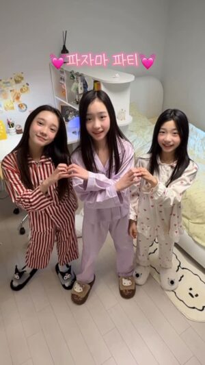 Kang Hye-rin Instagram - 꿍싯꿍싯💓오늘은 혜린이 방에서
에나랑 수아랑 파자마 파티 하는 날🫶🏻
밤 새기 가능?!🩷
@seanbaekho_sienna
@soovly1224
@sa2m2nam3
@choha2013
#세이마이네임 #꿍싯꿍싯 #혜린_tv #댄스챌린지 #파자마파티