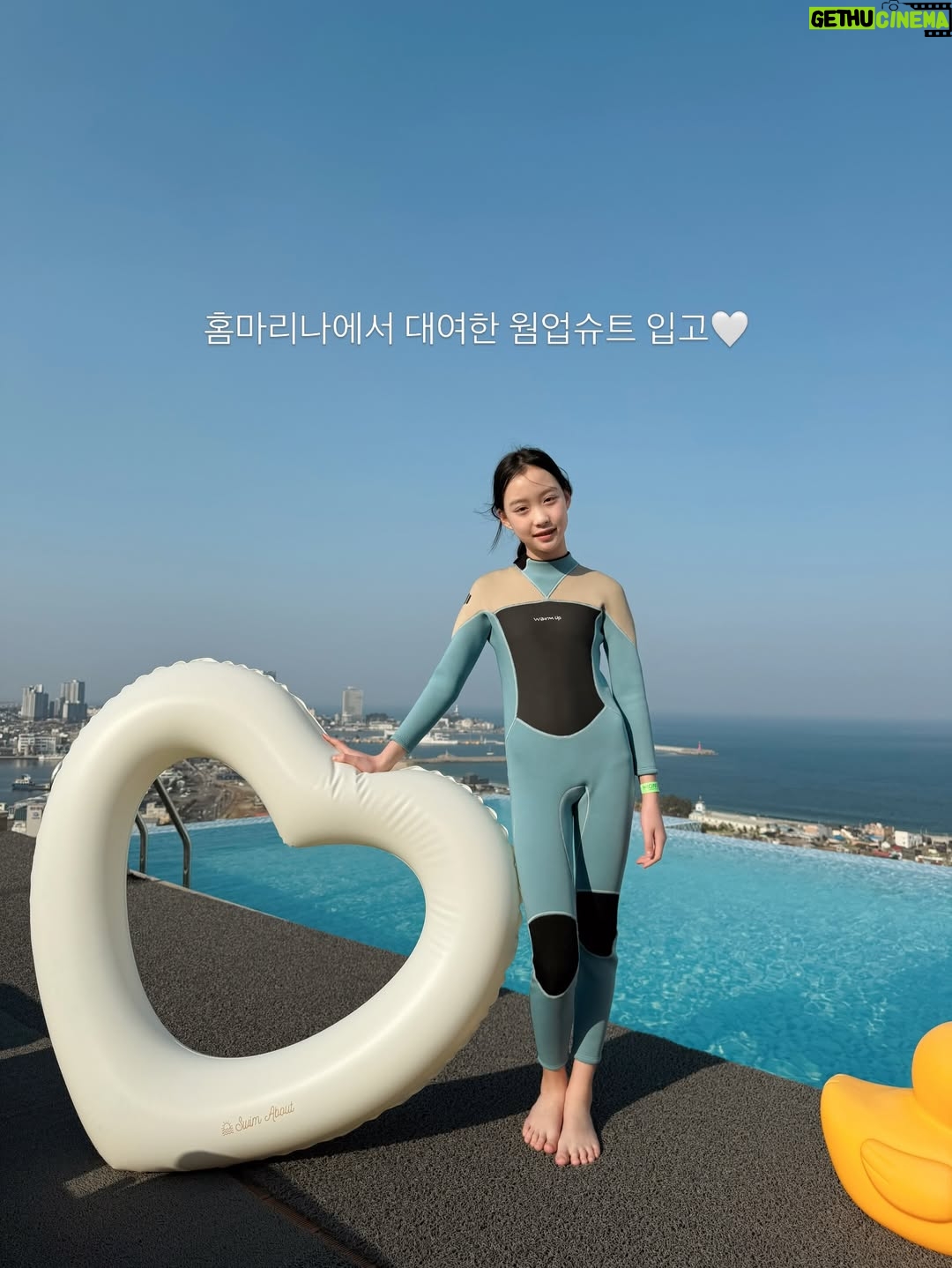 Kang Hye-rin - 1.3K Likes - 갈 때마다 만족도 100%! 너무 좋은 곳🫶🏻🩵
객실은 항상 깨끗하고 따뜻하고 넓고 쾌적해요
온천인 듯,수영장인 듯 고온수40도
루프탑 수영장에 들어가 있으면 쌓인 피로가 싹 풀려요😌❤️
소독약 냄새도 없고 매일 열리는 버블파티🫧 넘 재미있어요!
 
추위를 많이 타는 친구들은
혜린이가 입은 웜업슈트를 대여할 수도 있고
깜빡하고 놓고 온 수영복,물안경도 대여 가능해요(유료)
튜브,장난감,구명조끼 등은 무료로 언제든지 사용 가능하구요!

호텔 앞에는 속초중앙시장으로 가는 버스가 다니구요,
아이보호 침대가드는 무료로 설치 가능🙌🏻
 
꼭 네이버로 예약하세요!
13시 얼리체크인 & 13시 레이트체크아웃(조식 먹고 수영장 한 번 더 가기) & 10%할인 & 수영장 패키지 2인 21,600원 중복 할인 된다구요👍🏻👍🏻

속초 여행 오면 무조건 호텔은 #홈마리나속초 ✨👍🏻
 
 
 
@homm.marinasokcho
#속초온수풀호텔 #속초신상호텔 #강원도호캉스 속초가볼만한곳