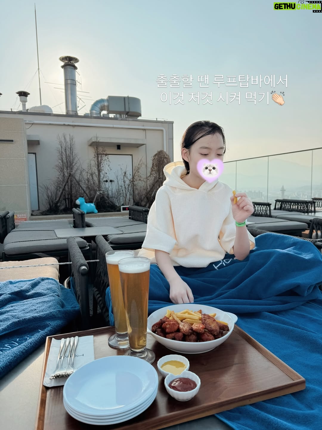 Kang Hye-rin - 1.3K Likes - 갈 때마다 만족도 100%! 너무 좋은 곳🫶🏻🩵
객실은 항상 깨끗하고 따뜻하고 넓고 쾌적해요
온천인 듯,수영장인 듯 고온수40도
루프탑 수영장에 들어가 있으면 쌓인 피로가 싹 풀려요😌❤️
소독약 냄새도 없고 매일 열리는 버블파티🫧 넘 재미있어요!
 
추위를 많이 타는 친구들은
혜린이가 입은 웜업슈트를 대여할 수도 있고
깜빡하고 놓고 온 수영복,물안경도 대여 가능해요(유료)
튜브,장난감,구명조끼 등은 무료로 언제든지 사용 가능하구요!

호텔 앞에는 속초중앙시장으로 가는 버스가 다니구요,
아이보호 침대가드는 무료로 설치 가능🙌🏻
 
꼭 네이버로 예약하세요!
13시 얼리체크인 & 13시 레이트체크아웃(조식 먹고 수영장 한 번 더 가기) & 10%할인 & 수영장 패키지 2인 21,600원 중복 할인 된다구요👍🏻👍🏻

속초 여행 오면 무조건 호텔은 #홈마리나속초 ✨👍🏻
 
 
 
@homm.marinasokcho
#속초온수풀호텔 #속초신상호텔 #강원도호캉스 속초가볼만한곳