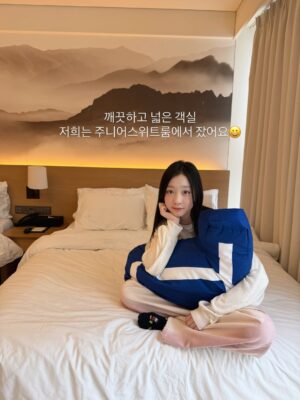 Kang Hye-rin Instagram - 갈 때마다 만족도 100%! 너무 좋은 곳🫶🏻🩵
객실은 항상 깨끗하고 따뜻하고 넓고 쾌적해요
온천인 듯,수영장인 듯 고온수40도
루프탑 수영장에 들어가 있으면 쌓인 피로가 싹 풀려요😌❤️
소독약 냄새도 없고 매일 열리는 버블파티🫧 넘 재미있어요!
추위를 많이 타는 친구들은
혜린이가 입은 웜업슈트를 대여할 수도 있고
깜빡하고 놓고 온 수영복,물안경도 대여 가능해요(유료)
튜브,장난감,구명조끼 등은 무료로 언제든지 사용 가능하구요!
호텔 앞에는 속초중앙시장으로 가는 버스가 다니구요,
아이보호 침대가드는 무료로 설치 가능🙌🏻
꼭 네이버로 예약하세요!
13시 얼리체크인 & 13시 레이트체크아웃(조식 먹고 수영장 한 번 더 가기) & 10%할인 & 수영장 패키지 2인 21,600원 중복 할인 된다구요👍🏻👍🏻
속초 여행 오면 무조건 호텔은 #홈마리나속초 ✨👍🏻
@homm.marinasokcho
#속초온수풀호텔 #속초신상호텔 #강원도호캉스 속초가볼만한곳