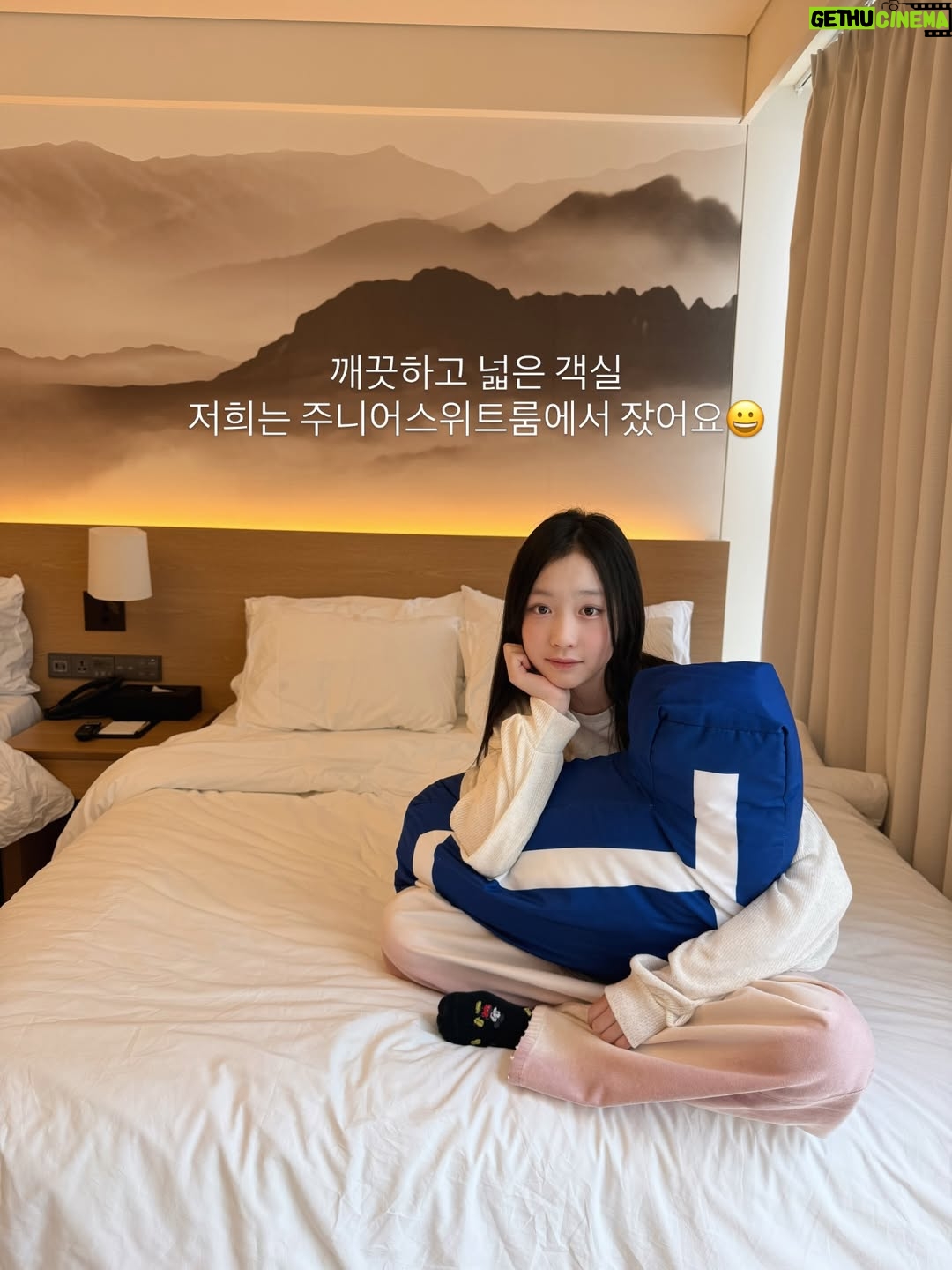 Kang Hye-rin - 1.3K Likes - 갈 때마다 만족도 100%! 너무 좋은 곳🫶🏻🩵
객실은 항상 깨끗하고 따뜻하고 넓고 쾌적해요
온천인 듯,수영장인 듯 고온수40도
루프탑 수영장에 들어가 있으면 쌓인 피로가 싹 풀려요😌❤️
소독약 냄새도 없고 매일 열리는 버블파티🫧 넘 재미있어요!
 
추위를 많이 타는 친구들은
혜린이가 입은 웜업슈트를 대여할 수도 있고
깜빡하고 놓고 온 수영복,물안경도 대여 가능해요(유료)
튜브,장난감,구명조끼 등은 무료로 언제든지 사용 가능하구요!

호텔 앞에는 속초중앙시장으로 가는 버스가 다니구요,
아이보호 침대가드는 무료로 설치 가능🙌🏻
 
꼭 네이버로 예약하세요!
13시 얼리체크인 & 13시 레이트체크아웃(조식 먹고 수영장 한 번 더 가기) & 10%할인 & 수영장 패키지 2인 21,600원 중복 할인 된다구요👍🏻👍🏻

속초 여행 오면 무조건 호텔은 #홈마리나속초 ✨👍🏻
 
 
 
@homm.marinasokcho
#속초온수풀호텔 #속초신상호텔 #강원도호캉스 속초가볼만한곳