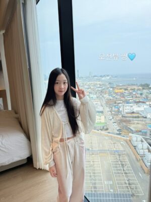 Kang Hye-rin Instagram - 갈 때마다 만족도 100%! 너무 좋은 곳🫶🏻🩵
객실은 항상 깨끗하고 따뜻하고 넓고 쾌적해요
온천인 듯,수영장인 듯 고온수40도
루프탑 수영장에 들어가 있으면 쌓인 피로가 싹 풀려요😌❤️
소독약 냄새도 없고 매일 열리는 버블파티🫧 넘 재미있어요!
추위를 많이 타는 친구들은
혜린이가 입은 웜업슈트를 대여할 수도 있고
깜빡하고 놓고 온 수영복,물안경도 대여 가능해요(유료)
튜브,장난감,구명조끼 등은 무료로 언제든지 사용 가능하구요!
호텔 앞에는 속초중앙시장으로 가는 버스가 다니구요,
아이보호 침대가드는 무료로 설치 가능🙌🏻
꼭 네이버로 예약하세요!
13시 얼리체크인 & 13시 레이트체크아웃(조식 먹고 수영장 한 번 더 가기) & 10%할인 & 수영장 패키지 2인 21,600원 중복 할인 된다구요👍🏻👍🏻
속초 여행 오면 무조건 호텔은 #홈마리나속초 ✨👍🏻
@homm.marinasokcho
#속초온수풀호텔 #속초신상호텔 #강원도호캉스 속초가볼만한곳