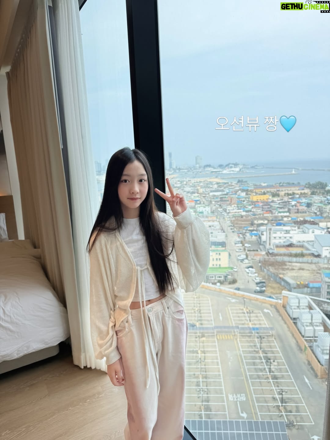 Kang Hye-rin - 1.3K Likes - 갈 때마다 만족도 100%! 너무 좋은 곳🫶🏻🩵
객실은 항상 깨끗하고 따뜻하고 넓고 쾌적해요
온천인 듯,수영장인 듯 고온수40도
루프탑 수영장에 들어가 있으면 쌓인 피로가 싹 풀려요😌❤️
소독약 냄새도 없고 매일 열리는 버블파티🫧 넘 재미있어요!
 
추위를 많이 타는 친구들은
혜린이가 입은 웜업슈트를 대여할 수도 있고
깜빡하고 놓고 온 수영복,물안경도 대여 가능해요(유료)
튜브,장난감,구명조끼 등은 무료로 언제든지 사용 가능하구요!

호텔 앞에는 속초중앙시장으로 가는 버스가 다니구요,
아이보호 침대가드는 무료로 설치 가능🙌🏻
 
꼭 네이버로 예약하세요!
13시 얼리체크인 & 13시 레이트체크아웃(조식 먹고 수영장 한 번 더 가기) & 10%할인 & 수영장 패키지 2인 21,600원 중복 할인 된다구요👍🏻👍🏻

속초 여행 오면 무조건 호텔은 #홈마리나속초 ✨👍🏻
 
 
 
@homm.marinasokcho
#속초온수풀호텔 #속초신상호텔 #강원도호캉스 속초가볼만한곳