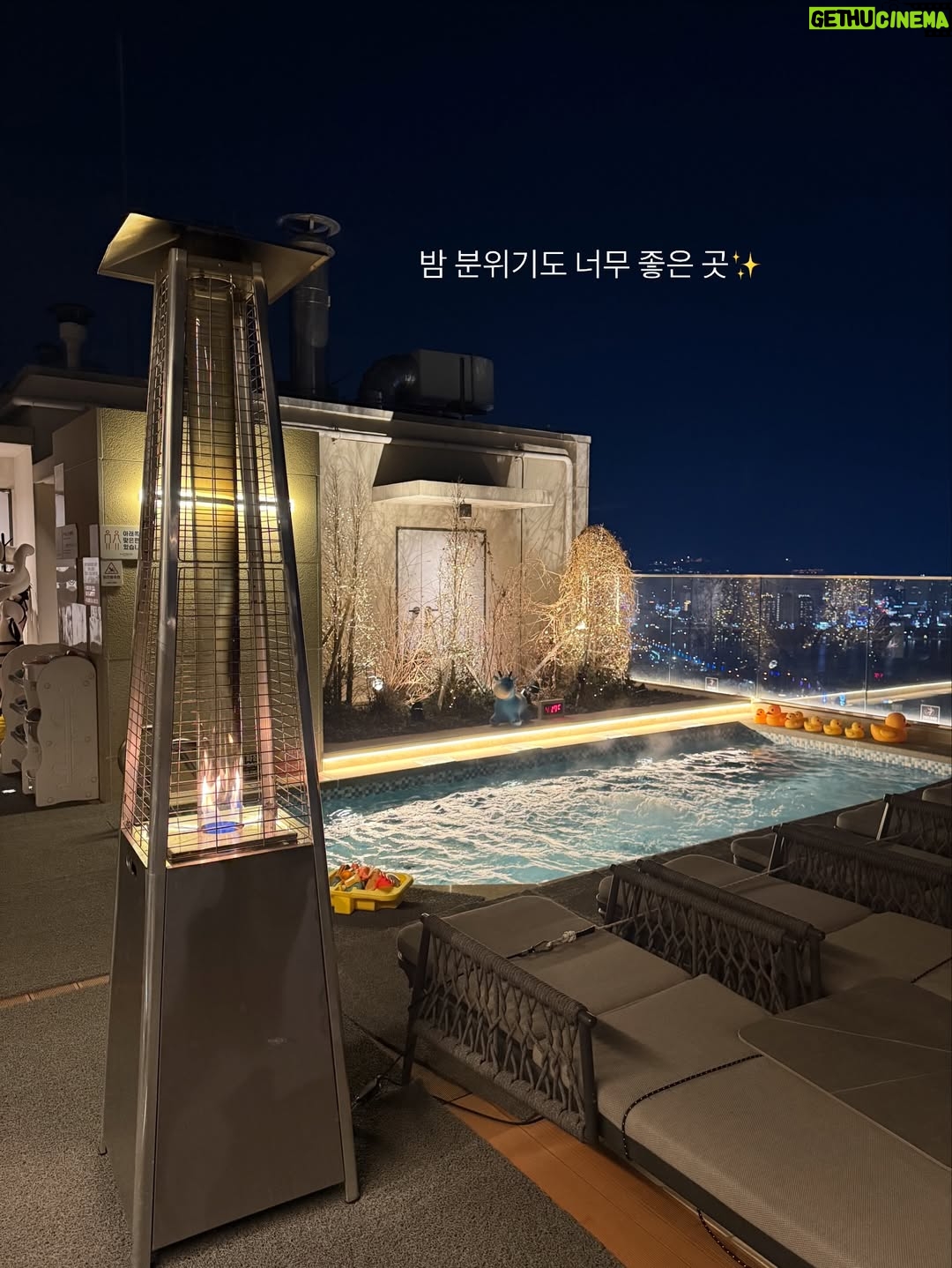 Kang Hye-rin - 1.3K Likes - 갈 때마다 만족도 100%! 너무 좋은 곳🫶🏻🩵
객실은 항상 깨끗하고 따뜻하고 넓고 쾌적해요
온천인 듯,수영장인 듯 고온수40도
루프탑 수영장에 들어가 있으면 쌓인 피로가 싹 풀려요😌❤️
소독약 냄새도 없고 매일 열리는 버블파티🫧 넘 재미있어요!
 
추위를 많이 타는 친구들은
혜린이가 입은 웜업슈트를 대여할 수도 있고
깜빡하고 놓고 온 수영복,물안경도 대여 가능해요(유료)
튜브,장난감,구명조끼 등은 무료로 언제든지 사용 가능하구요!

호텔 앞에는 속초중앙시장으로 가는 버스가 다니구요,
아이보호 침대가드는 무료로 설치 가능🙌🏻
 
꼭 네이버로 예약하세요!
13시 얼리체크인 & 13시 레이트체크아웃(조식 먹고 수영장 한 번 더 가기) & 10%할인 & 수영장 패키지 2인 21,600원 중복 할인 된다구요👍🏻👍🏻

속초 여행 오면 무조건 호텔은 #홈마리나속초 ✨👍🏻
 
 
 
@homm.marinasokcho
#속초온수풀호텔 #속초신상호텔 #강원도호캉스 속초가볼만한곳