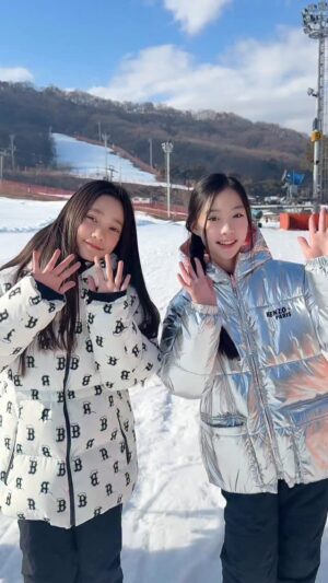 Kang Hye-rin Instagram - 시에나랑 혜린이랑 올 겨울 첫 스키장!⛷️
얼렁뚱땅 찍어도 귀여워😘♥️
지산스키장 로렌스키학교에서 재밌게 배워보쟈!😆
@lauren.ski.jisan
@mlbkids_kr
@kenzokids_official
#지산스키장 #로렌스키학교 #지산스키장스키강습 #어린이스키강습 #스키강습