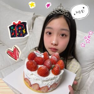 Kang Hye-rin Instagram - 친구들 없이 가족끼리만 보낸 생일!
준비 못 해줘서 너무 미안했는데 최고의 생일이었다고 한다!
축하해주셔서 감사해요^^
#주렁주렁 #최고좋아함 #26년엔 #인태기극복하자 #HBD