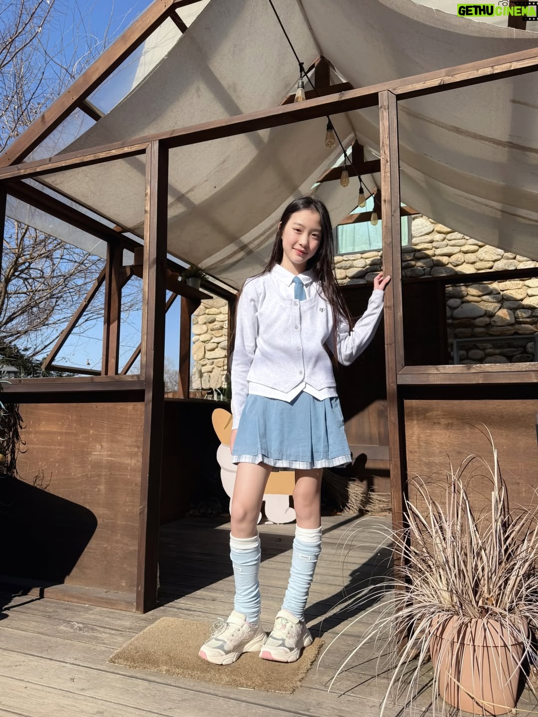 Kang Hye-rin - 2.5K Likes - 🫧🤍🛼☁️ 이제 다음주면 개학!
 
 
 
혜린이가 입은 옷은 #애플핑크 옷입니다
@applepinkgirls
 
#등교룩 #초등학생옷 #스쿨룩 #주니어룩
