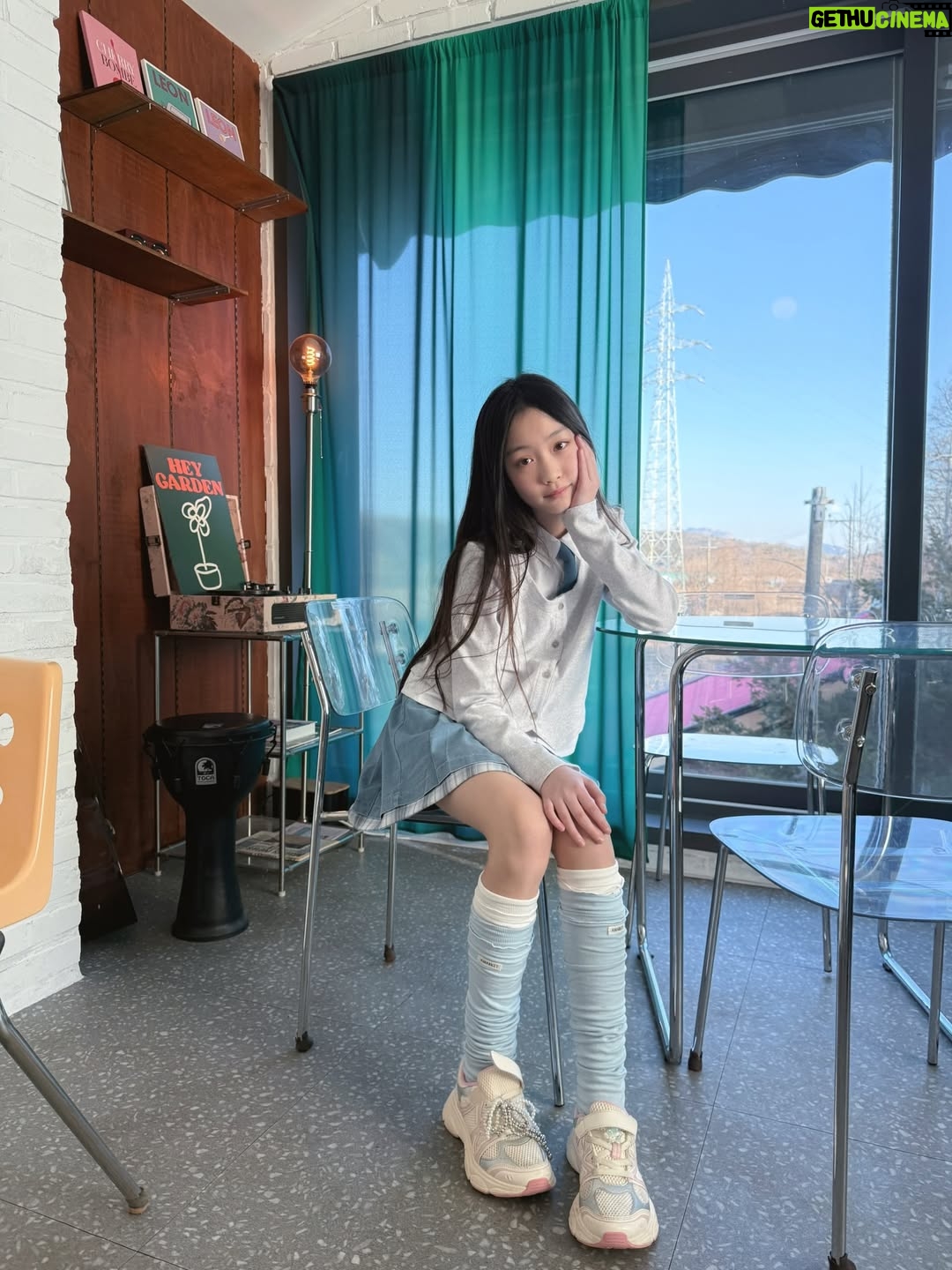 Kang Hye-rin - 2.5K Likes - 🫧🤍🛼☁️ 이제 다음주면 개학!
 
 
 
혜린이가 입은 옷은 #애플핑크 옷입니다
@applepinkgirls
 
#등교룩 #초등학생옷 #스쿨룩 #주니어룩