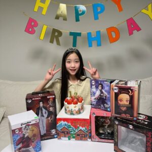 Kang Hye-rin Instagram - 친구들 없이 가족끼리만 보낸 생일!
준비 못 해줘서 너무 미안했는데 최고의 생일이었다고 한다!
축하해주셔서 감사해요^^
#주렁주렁 #최고좋아함 #26년엔 #인태기극복하자 #HBD