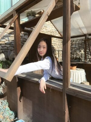 Kang Hye-rin Instagram - 🫧🤍🛼☁️ 이제 다음주면 개학!
혜린이가 입은 옷은 #애플핑크 옷입니다
@applepinkgirls
#등교룩 #초등학생옷 #스쿨룩 #주니어룩