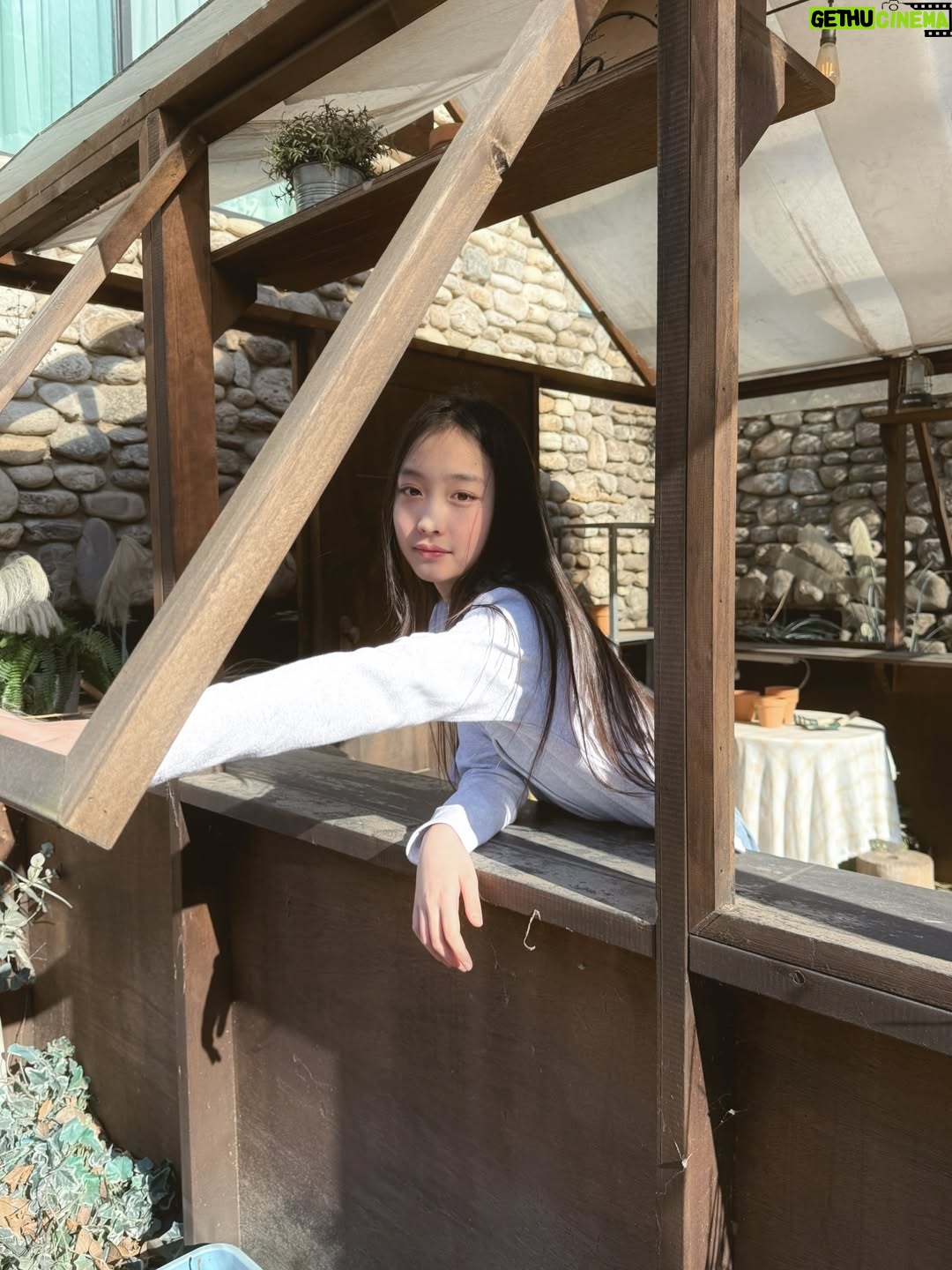 Kang Hye-rin - 2.5K Likes - 🫧🤍🛼☁️ 이제 다음주면 개학!
 
 
 
혜린이가 입은 옷은 #애플핑크 옷입니다
@applepinkgirls
 
#등교룩 #초등학생옷 #스쿨룩 #주니어룩
