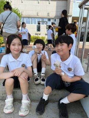 Kang Hye-rin Instagram - 웅산초 부반장 이세령💗
즐거웠던 촬영 현장!🎬
편집 된 장면 다행히 찍어놓았네 ㅎㅎ 이렇게라도 첨부!
#프로보노 #tvn드라마 #아역배우 #촬영장 #혜린_촬영