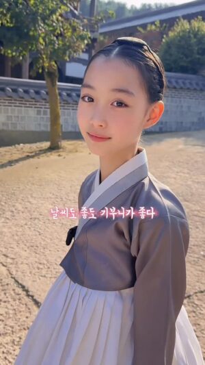 Kang Hye-rin Instagram - 모두들 새해를 맞이하시어 만복이 깃드시기를 바라옵니다😊
웃음 가득한 날들 보내시고 복을 한아름 받으시옵소서🌸🙇🏻♀️🌸
-소녀 혜린 올림
#새해인사 #혜린_tv #한복 #명절 #koreastyle
