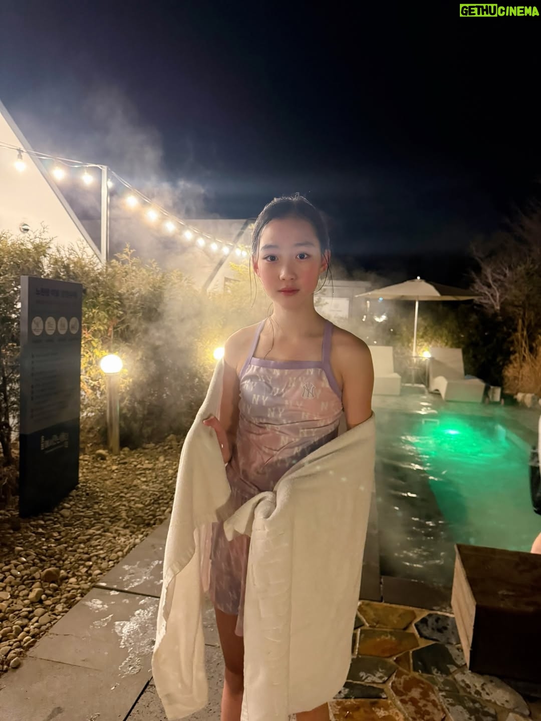 Kang Hye-rin - 3.1K Likes - 남은 겨울! 따뜻한 온천 여행☁️🫧
눈썰매 타고 얼음판에서 놀고 뜨끈한 온천물에 들어갔다 오면
묵혀놨던 피로가 단숨에 풀려요🤤
저녁으로는 숲에서만난바다에서 준비해 준
무료✨ 바베큐 먹고 화로불에 고구마랑 쫀드기 구워먹고
달 구경하면 진심 쵝오😌💓
 
3월까지 예약한 모든 투숙 고객분들께
바베큐 세트를 무료로 제공한다고 하니
겨울 끝자락🎄 숲에서만난바다에서 놀아보아요🛷❤️
 
 
 
@forest_bada_official
#숲에서만난바다 #포천글램핑장 #포천여행 #가족여행 #온천여행
