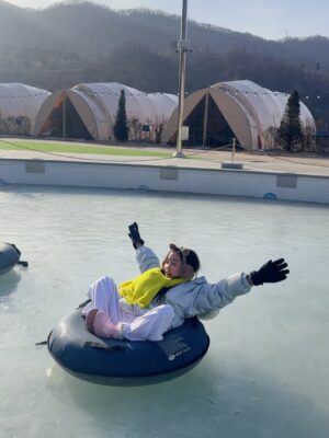 Kang Hye-rin Instagram - 남은 겨울! 따뜻한 온천 여행☁️🫧
눈썰매 타고 얼음판에서 놀고 뜨끈한 온천물에 들어갔다 오면
묵혀놨던 피로가 단숨에 풀려요🤤
저녁으로는 숲에서만난바다에서 준비해 준
무료✨ 바베큐 먹고 화로불에 고구마랑 쫀드기 구워먹고
달 구경하면 진심 쵝오😌💓
3월까지 예약한 모든 투숙 고객분들께
바베큐 세트를 무료로 제공한다고 하니
겨울 끝자락🎄 숲에서만난바다에서 놀아보아요🛷❤️
@forest_bada_official
#숲에서만난바다 #포천글램핑장 #포천여행 #가족여행 #온천여행