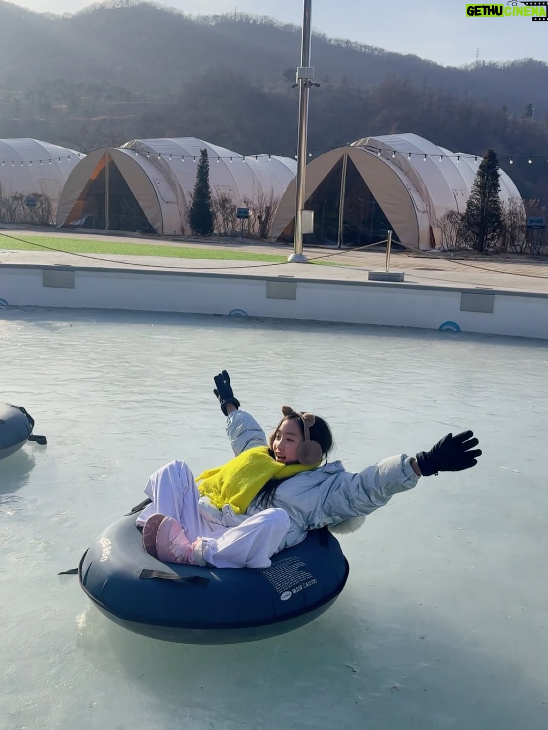Kang Hye-rin - 3.1K Likes - 남은 겨울! 따뜻한 온천 여행☁️🫧
눈썰매 타고 얼음판에서 놀고 뜨끈한 온천물에 들어갔다 오면
묵혀놨던 피로가 단숨에 풀려요🤤
저녁으로는 숲에서만난바다에서 준비해 준
무료✨ 바베큐 먹고 화로불에 고구마랑 쫀드기 구워먹고
달 구경하면 진심 쵝오😌💓
 
3월까지 예약한 모든 투숙 고객분들께
바베큐 세트를 무료로 제공한다고 하니
겨울 끝자락🎄 숲에서만난바다에서 놀아보아요🛷❤️
 
 
 
@forest_bada_official
#숲에서만난바다 #포천글램핑장 #포천여행 #가족여행 #온천여행