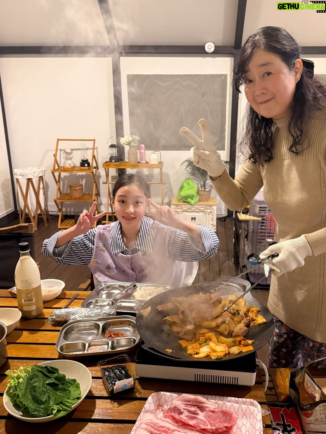 Kang Hye-rin - 3.1K Likes - 남은 겨울! 따뜻한 온천 여행☁️🫧
눈썰매 타고 얼음판에서 놀고 뜨끈한 온천물에 들어갔다 오면
묵혀놨던 피로가 단숨에 풀려요🤤
저녁으로는 숲에서만난바다에서 준비해 준
무료✨ 바베큐 먹고 화로불에 고구마랑 쫀드기 구워먹고
달 구경하면 진심 쵝오😌💓
 
3월까지 예약한 모든 투숙 고객분들께
바베큐 세트를 무료로 제공한다고 하니
겨울 끝자락🎄 숲에서만난바다에서 놀아보아요🛷❤️
 
 
 
@forest_bada_official
#숲에서만난바다 #포천글램핑장 #포천여행 #가족여행 #온천여행