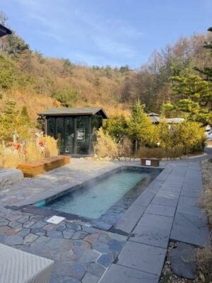 Kang Hye-rin Instagram - 남은 겨울! 따뜻한 온천 여행☁️🫧
눈썰매 타고 얼음판에서 놀고 뜨끈한 온천물에 들어갔다 오면
묵혀놨던 피로가 단숨에 풀려요🤤
저녁으로는 숲에서만난바다에서 준비해 준
무료✨ 바베큐 먹고 화로불에 고구마랑 쫀드기 구워먹고
달 구경하면 진심 쵝오😌💓
3월까지 예약한 모든 투숙 고객분들께
바베큐 세트를 무료로 제공한다고 하니
겨울 끝자락🎄 숲에서만난바다에서 놀아보아요🛷❤️
@forest_bada_official
#숲에서만난바다 #포천글램핑장 #포천여행 #가족여행 #온천여행