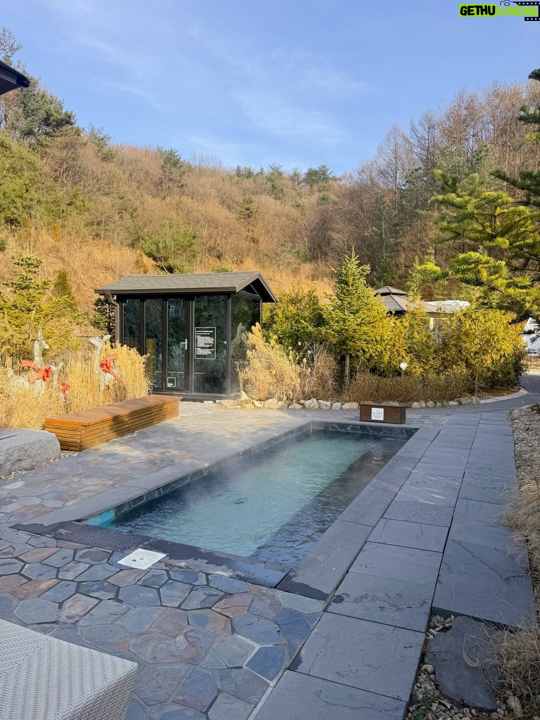 Kang Hye-rin - 3.1K Likes - 남은 겨울! 따뜻한 온천 여행☁️🫧
눈썰매 타고 얼음판에서 놀고 뜨끈한 온천물에 들어갔다 오면
묵혀놨던 피로가 단숨에 풀려요🤤
저녁으로는 숲에서만난바다에서 준비해 준
무료✨ 바베큐 먹고 화로불에 고구마랑 쫀드기 구워먹고
달 구경하면 진심 쵝오😌💓
 
3월까지 예약한 모든 투숙 고객분들께
바베큐 세트를 무료로 제공한다고 하니
겨울 끝자락🎄 숲에서만난바다에서 놀아보아요🛷❤️
 
 
 
@forest_bada_official
#숲에서만난바다 #포천글램핑장 #포천여행 #가족여행 #온천여행