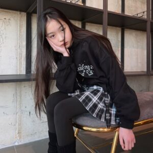 Kang Hye-rin Instagram - 애플핑크 옷이 이렇게 예쁘넹🖤🐾
넥타이 달린 후드티라니-✨
아이들 취향 저격! 치마랑 세트로 입어주니 넘 귀엽잖오🖤
@applepinkgirls
#애플핑크 #주니어룩 #주니어코디 #초등학생옷 #혜린룩