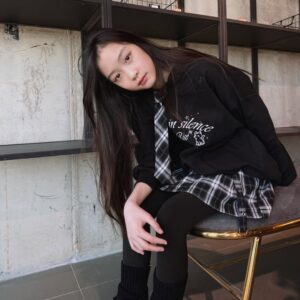 Kang Hye-rin Instagram - 애플핑크 옷이 이렇게 예쁘넹🖤🐾
넥타이 달린 후드티라니-✨
아이들 취향 저격! 치마랑 세트로 입어주니 넘 귀엽잖오🖤
@applepinkgirls
#애플핑크 #주니어룩 #주니어코디 #초등학생옷 #혜린룩