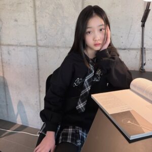 Kang Hye-rin Instagram - 애플핑크 옷이 이렇게 예쁘넹🖤🐾
넥타이 달린 후드티라니-✨
아이들 취향 저격! 치마랑 세트로 입어주니 넘 귀엽잖오🖤
@applepinkgirls
#애플핑크 #주니어룩 #주니어코디 #초등학생옷 #혜린룩