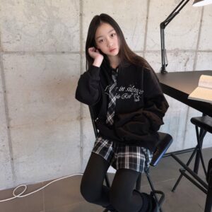 Kang Hye-rin Instagram - 애플핑크 옷이 이렇게 예쁘넹🖤🐾
넥타이 달린 후드티라니-✨
아이들 취향 저격! 치마랑 세트로 입어주니 넘 귀엽잖오🖤
@applepinkgirls
#애플핑크 #주니어룩 #주니어코디 #초등학생옷 #혜린룩