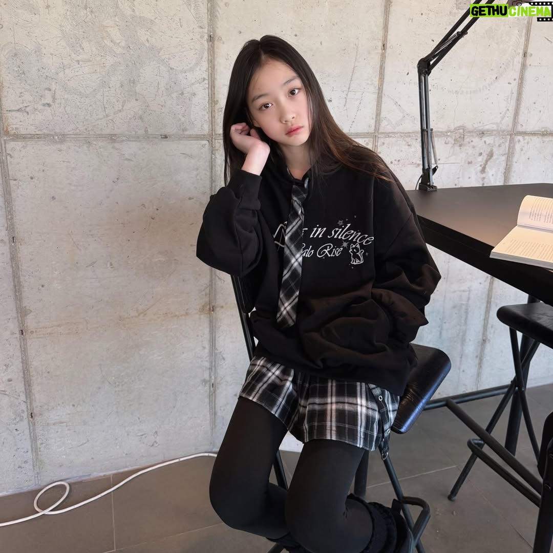 Kang Hye-rin - 1K Likes - 애플핑크 옷이 이렇게 예쁘넹🖤🐾
넥타이 달린 후드티라니-✨
아이들 취향 저격! 치마랑 세트로 입어주니 넘 귀엽잖오🖤
 
 
 
@applepinkgirls
#애플핑크 #주니어룩 #주니어코디 #초등학생옷 #혜린룩