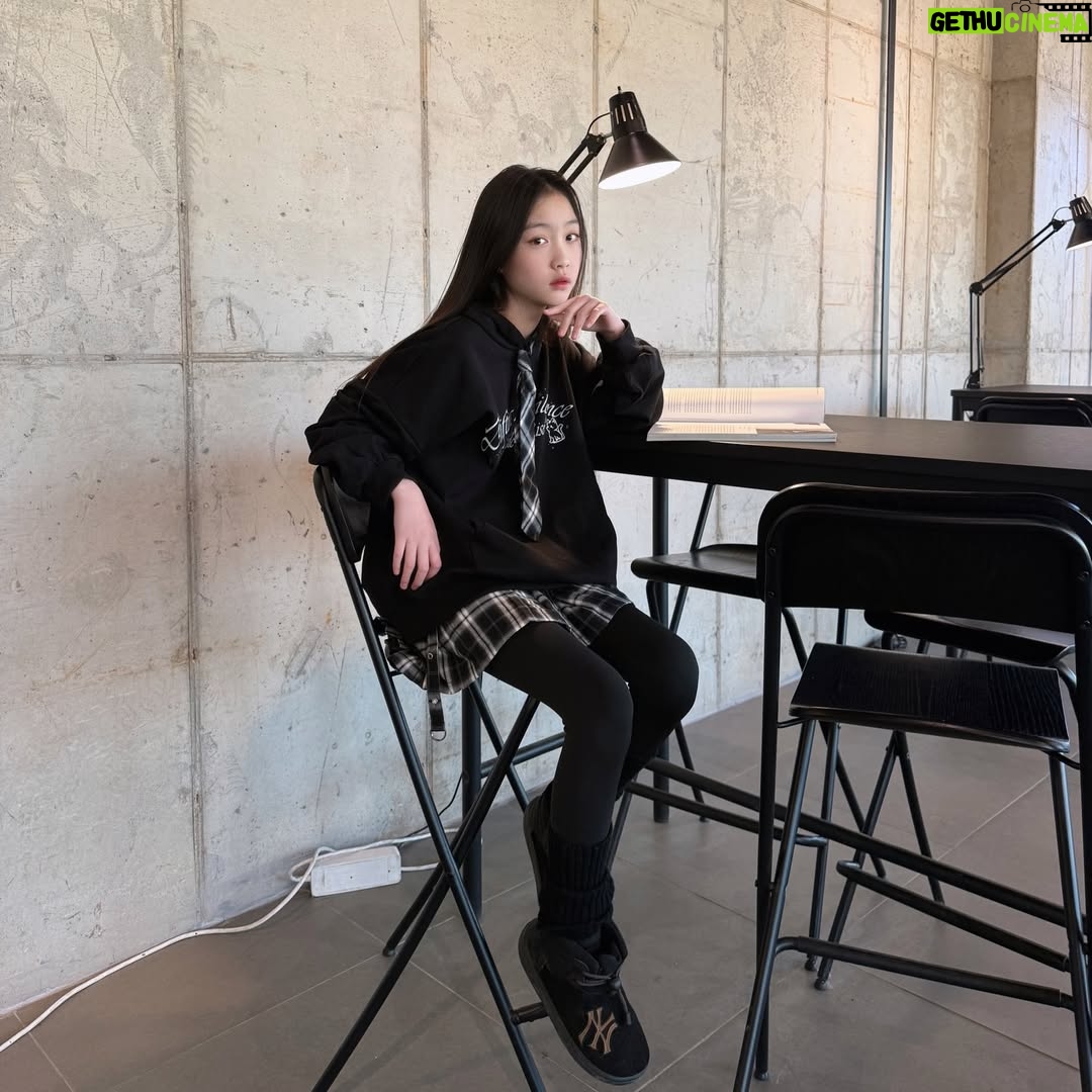 Kang Hye-rin - 1K Likes - 애플핑크 옷이 이렇게 예쁘넹🖤🐾
넥타이 달린 후드티라니-✨
아이들 취향 저격! 치마랑 세트로 입어주니 넘 귀엽잖오🖤
 
 
 
@applepinkgirls
#애플핑크 #주니어룩 #주니어코디 #초등학생옷 #혜린룩