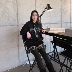 Kang Hye-rin Instagram - 애플핑크 옷이 이렇게 예쁘넹🖤🐾
넥타이 달린 후드티라니-✨
아이들 취향 저격! 치마랑 세트로 입어주니 넘 귀엽잖오🖤
@applepinkgirls
#애플핑크 #주니어룩 #주니어코디 #초등학생옷 #혜린룩