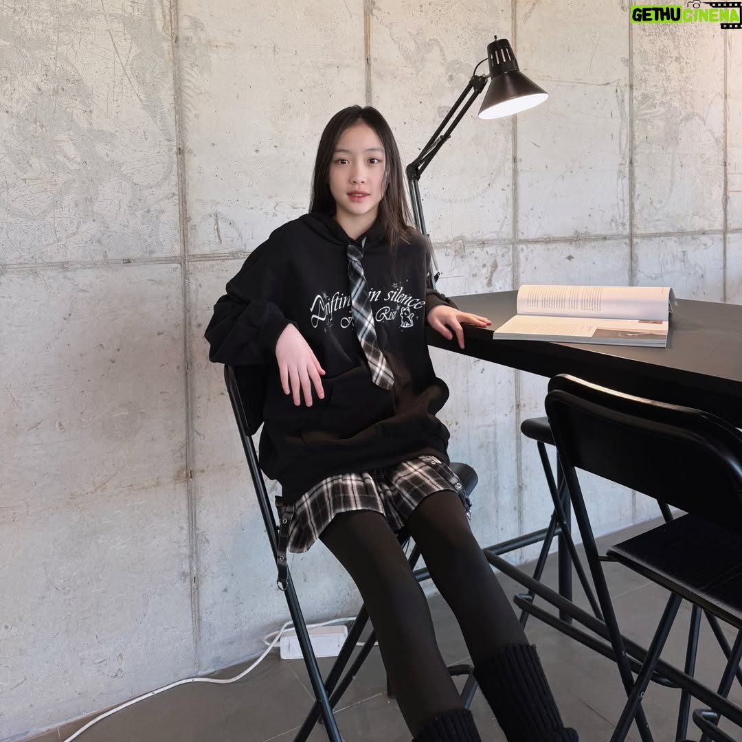 Kang Hye-rin - 1K Likes - 애플핑크 옷이 이렇게 예쁘넹🖤🐾
넥타이 달린 후드티라니-✨
아이들 취향 저격! 치마랑 세트로 입어주니 넘 귀엽잖오🖤
 
 
 
@applepinkgirls
#애플핑크 #주니어룩 #주니어코디 #초등학생옷 #혜린룩