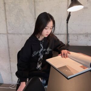 Kang Hye-rin Instagram - 애플핑크 옷이 이렇게 예쁘넹🖤🐾
넥타이 달린 후드티라니-✨
아이들 취향 저격! 치마랑 세트로 입어주니 넘 귀엽잖오🖤
@applepinkgirls
#애플핑크 #주니어룩 #주니어코디 #초등학생옷 #혜린룩