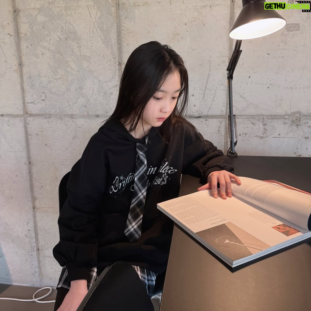 Kang Hye-rin - 1K Likes - 애플핑크 옷이 이렇게 예쁘넹🖤🐾
넥타이 달린 후드티라니-✨
아이들 취향 저격! 치마랑 세트로 입어주니 넘 귀엽잖오🖤
 
 
 
@applepinkgirls
#애플핑크 #주니어룩 #주니어코디 #초등학생옷 #혜린룩