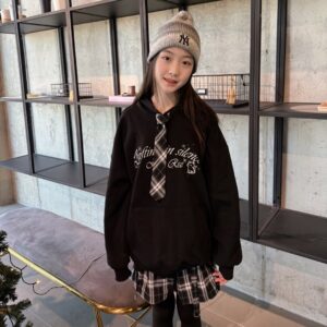 Kang Hye-rin Instagram - 애플핑크 옷이 이렇게 예쁘넹🖤🐾
넥타이 달린 후드티라니-✨
아이들 취향 저격! 치마랑 세트로 입어주니 넘 귀엽잖오🖤
@applepinkgirls
#애플핑크 #주니어룩 #주니어코디 #초등학생옷 #혜린룩