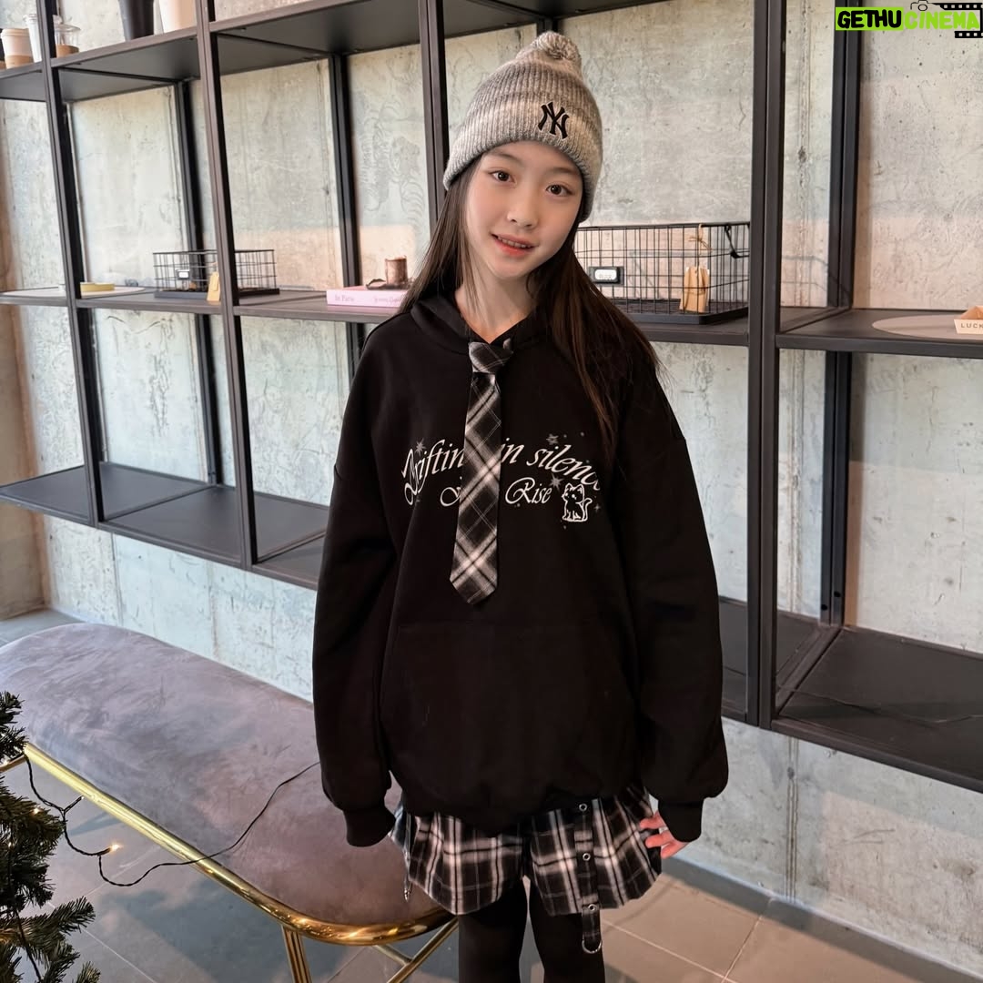 Kang Hye-rin - 1K Likes - 애플핑크 옷이 이렇게 예쁘넹🖤🐾
넥타이 달린 후드티라니-✨
아이들 취향 저격! 치마랑 세트로 입어주니 넘 귀엽잖오🖤
 
 
 
@applepinkgirls
#애플핑크 #주니어룩 #주니어코디 #초등학생옷 #혜린룩