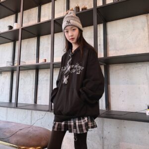 Kang Hye-rin Instagram - 애플핑크 옷이 이렇게 예쁘넹🖤🐾
넥타이 달린 후드티라니-✨
아이들 취향 저격! 치마랑 세트로 입어주니 넘 귀엽잖오🖤
@applepinkgirls
#애플핑크 #주니어룩 #주니어코디 #초등학생옷 #혜린룩